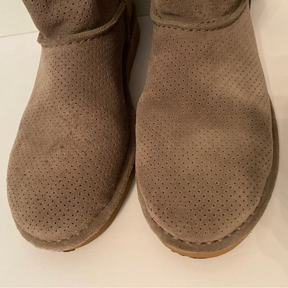 UGG WOMENS BOOTS BOOTIES GRAY PERFORATED SUEDE LEATHER LOW UNLINED SIZE 8 SHOES
